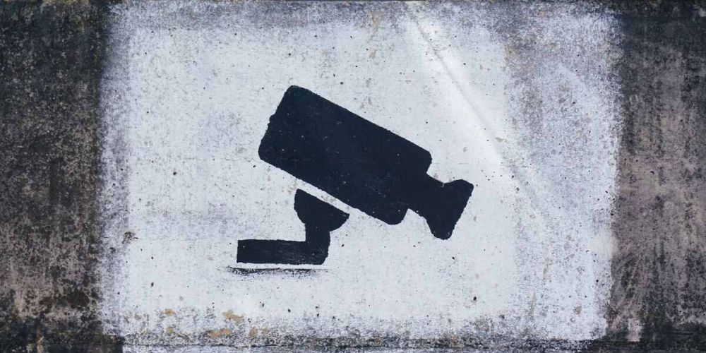 Mural przedstawiający kamerę monitoringu.