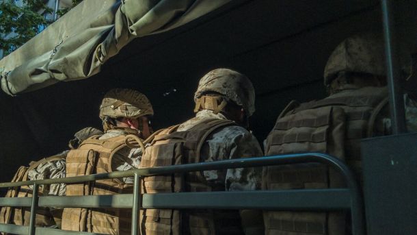 Żołnierze w pojeździe bojowym.