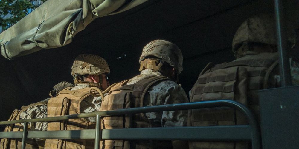 Żołnierze w pojeździe bojowym.