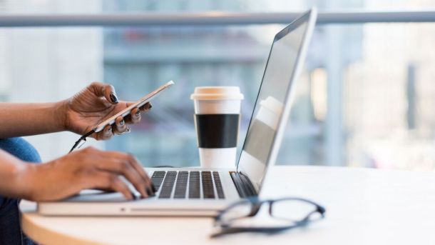 Kobieta korzystająca z laptopa w pracy.